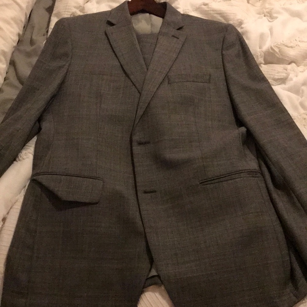 Banana Republic Dark Grey Plaid Suit 42R NWOT